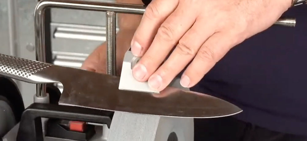 Tormek-KJ-45-in-action-beim-messerschaerfen